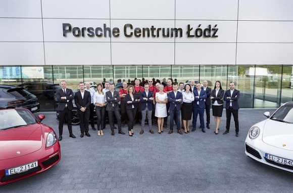 NOWY SALON PORSCHE W ŁODZI! LIFESTYLE, Motoryzacja - Od września br. miłośnicy samochodów sportowych mogą testować wybrane modele Porsche w nowo otwartym salonie w Łodzi – Porsche Centrum Łódź.