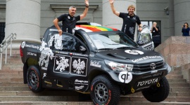 Rajd Dakar: Toyota Hilux Black Hawk V litewsko-polskiego teamu Pitlane LIFESTYLE, Motoryzacja - W nadchodzącej, 41. edycji Rajdu Dakar w jednym aucie ponownie zobaczymy Benediktasa Vanagasa i Sebastiana Rozwadowskiego. I tym razem litewsko-polski zespół Pitlane wybrał ekstremalny samochód terenowy – Toyotę Hilux Black Hawk V.