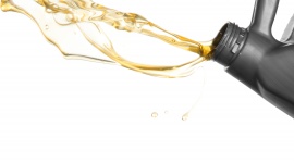 Jak samodzielnie wymienić olej silnikowy w samochodzie? LIFESTYLE, Motoryzacja - Podpowiadamy jak często powinniśmy wymieniać olej, który wybrać i w końcu, jak dokonać wymiany we własnym zakresie bez pomocy mechanika.