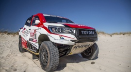 Toyota Gazoo Racing wystawi trzy Hiluxy w Rajdzie Dakar LIFESTYLE, Motoryzacja - Toyota Gazoo Racing SA wystawi w Rajdzie Dakar 2019 trzy załogi. Udoskonalone Hiluxy poprowadzą Giniel de Villiers i jego pilot Dirk von Zitzewitz, Nasser Al Attiyah w teamie z Mathieu Baumelem oraz Bernhard ten Brinke z nowym pilotem, Xavierem Panserim.
