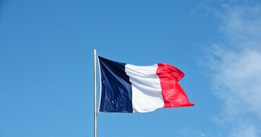 Francja zaufała polskim rozwiązaniom dla kierowców , - Aż w 18 europejskich państwach kontrola czasu pracy kierowców prowadzona jest na polskim oprogramowaniu Inelo, w tym między innymi w Niemczech, Wielkiej Brytanii, a teraz również we Francji, czyli w krajach, do których najczęściej jeżdżą kierowcy ciężarówek z Polski. – Dynamicznie zmieniające się regulacje dotyczące czasu pracy kierowców zawodowych są często powodem naruszeń, za które przedsiębiorcom grożą wysokie kary finansowe. Ważne są tutaj odpowiednie rozwiązania IT, które zapewnią niezawodność i najwyższej jakości usługę kontroli przerw i odpoczynków. Teraz do grona naszych partnerów dołączyła Francja, która jest kluczowym rynkiem dla polskich przewoźników. Współpraca z francuskimi służbami daje firmom transportowym gwarancję na monitorowanie czasu pracy ich kierowców zgodnie z francuskim prawem i unijnymi regulacjami – mówi Andrzej Oślizło, prezes Grupy Inelo.