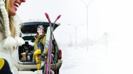 Wyjazd na narty – jak przygotować auto do podróży? LIFESTYLE, Motoryzacja - Prawie jedna trzecia Polaków potrafi jeździć na nartach, a aktywnych narciarzy jest w naszym kraju ponad 4 miliony .