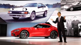 Akio Toyoda i Toyota Supra – przyjaźń na dekady LIFESTYLE, Motoryzacja - Akio Toyoda to wyjątkowa postać w gronie szefów firm motoryzacyjnych. Wnuk założyciela Toyoty ma we krwi miłość do samochodów i wciąż regularnie startuje w rajdach i wyścigach.