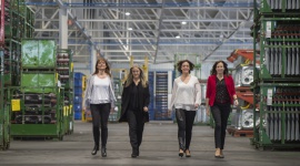 5 niezwykłych kobiet: motoryzacja to nie tylko męski świat LIFESTYLE, Motoryzacja - Co łączy lusterka wsteczne, oznakowanie pasów ruchu oraz kierunkowskazy? To wykorzystywane w codziennej podróży samochodem, które zostały wynalezione przez pomysłowe kobiety. Pionierki motoryzacji zmieniły całą branżę i przetarły szlaki kolejnym pokoleniom kierowców.