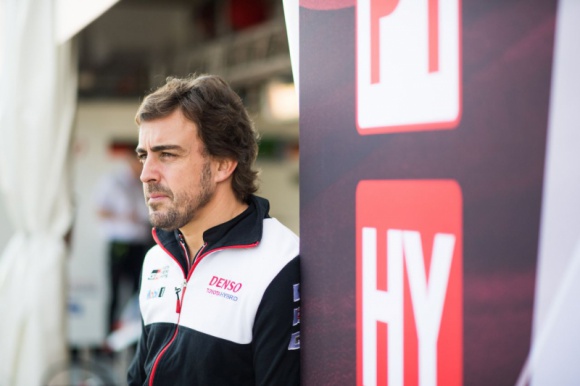 Fernando Alonso jedzie po pierwsze zwycięstwo z Toyotą na torze Sebring LIFESTYLE, Motoryzacja - Po zimowej przerwie Toyota Gazoo Racing wraca do rywalizacji w mistrzostwach świata w wyścigach długodystansowych (WEC). W piątek Fernando Alonso i spółka zmierzą się z rywalami na Florydzie w wyścigu 1000 mil Sebring. 