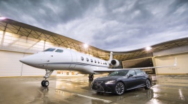 Samochody Lexusa pracują na lotnisku LIFESTYLE, Motoryzacja - Naprawdę wygodne auto potrafi sprawić, że nawet długa podróż na czterech kołach jest równie komfortowa, co krótki lot samolotem. Czasami jednak trzeba skorzystać z możliwości silnika odrzutowego.