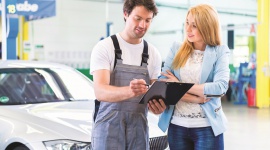 5 najczęstszych pytań, jakie otrzymują kobiety w warsztacie samochodowym LIFESTYLE, Motoryzacja - Wizyta w warsztacie samochodowym dla niektórych kobiet wiąże się ze stresem, między innymi ze względu na brak znajomości specjalistycznego słownictwa i wiedzy technicznej.