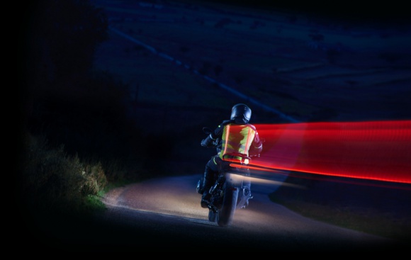 Motocykliści w LED strojach