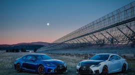 Lexus wysyła dźwięk V-ósemki w kosmos LIFESTYLE, Motoryzacja - Czy jesteśmy sami w kosmosie? Tego nie wiemy na pewno. Dlatego w razie spotkania z obcą cywilizacją powinniśmy zadbać o jak najlepszy wizerunek. A czy ludzkość ma lepszą wizytówkę, niż klasyczna, wolnossącą V-ósemka z jej soczystym, basowym dźwiękiem?