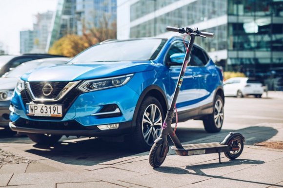 W mieście lub na wakacjach – z hulajnogą LIFESTYLE, Motoryzacja - W dalekie podróże zazwyczaj wybieramy się samochodem. Niestety, istnieje wiele takich miejsc, gdzie nie wjedziemy autem lub gdzie poruszanie się dużym pojazdem (np. w wąskich uliczkach) jest po prostu niewygodne. W takich sytuacjach przydaje się hulajnoga.