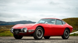 Toyota 2000GT. Ostatni samuraj LIFESTYLE, Motoryzacja - Toyota 2000GT ma wszystko, co powinno mieć klasyczne sportowe auto – wyścigową sylwetkę, supernowoczesną technologię swojej epoki, zwycięstwa w wyścigach, a nawet występ w filmie o agencie 007. Dziś na rynku aut kolekcjonerskich każdy egzemplarz to prawdziwy biały kruk.