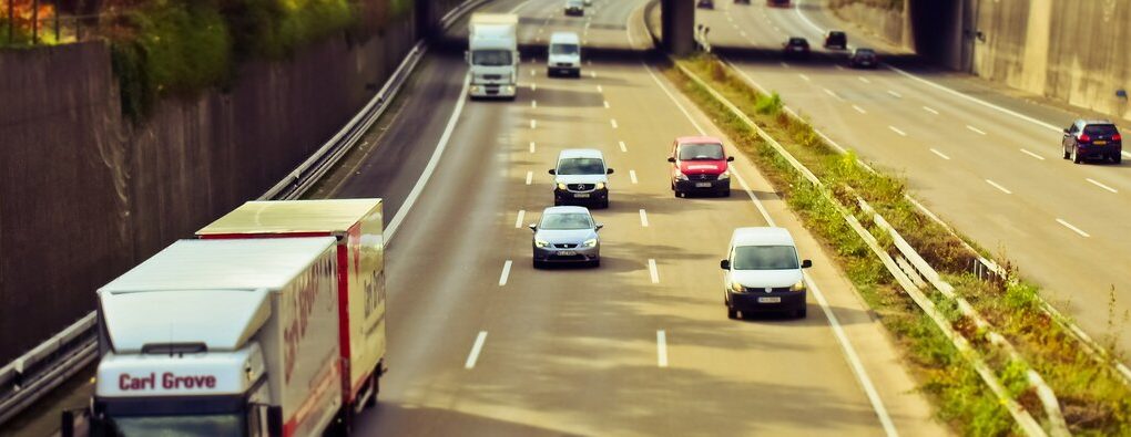 Sezon urlopowy na polskich drogach – trudny czas dla kierowców ciężarówek