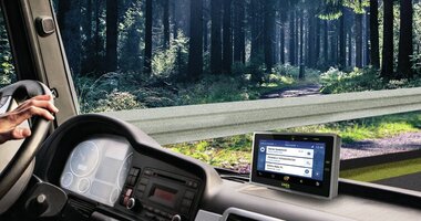 Telematyka bez biegu wstecznego , - Jak wynika z raportu Globalnego Rynku Telematyki, skumulowany roczny wskaźnik wzrostu tego sektora do 2022 roku wyniesie 28%, a jego wartość osiągnie wtedy 233 miliardy dolarów. To jednak przyszłość, a jak jest teraz w międzynarodowym transporcie drogowym? Rozwiązania telematyczne na stałe zagościły już w kabinach ciężarówek i centralach firm z branży TSL. Coraz bardziej różnorodna oferta systemów mierzenia parametrów jazdy oraz rosnący rynek Internetu Rzeczy sprawiają, że więcej przedsiębiorstw transportowych inwestuj w technologie telematyczne. Jak wynika z badań zrealizowanych przez Inelo, już ponad połowa z przebadanych firm zdecydowała się na ich wdrożenie, a blisko 20% montuje je masowo w swoich pojazdach. Widać zatem wyraźnie tendencję wzrostową, od której nie będzie już odwrotu. Dlaczego?