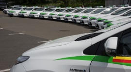 Taksówki wczoraj i dziś. Najoszczędniejsze rozwiązania LIFESTYLE, Motoryzacja - Od czasów PRL zmieniały się wybory i preferencje taksówkarzy, lecz zawsze chodziło o auta ekonomiczne. W czasach socjalistycznej Polski wyboru za bardzo nie było. Jeździło się tym, czym się dało