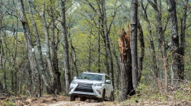Lexus zbudował plac zabaw dla fanów off-roadu. I pięknych widoków LIFESTYLE, Motoryzacja - Długi weekend to świetna okazja, by wyskoczyć w plener. Dla niektórych oznacza to leżenie pod drzewem na kocyku, a dla innych przedzieranie się w gumowcach przez gęste zarośla.