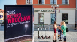 Spotkaj żużlowców przed Speedway Grand Prix. „Kibicujmy Polakom!” LIFESTYLE, Motoryzacja - Wielkie święto żużla trwa w najlepsze. Już jutro koło Rynku moc atrakcji: spotkania z reprezentantami Polski, wielka kartka z życzeniami, koszulki z autografami kadrowiczów i wiele innych. Wrocław przygotowuje się do historycznego Speedway Grand Prix!
