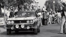 Oda Dencker-Andersen. Ta zawodniczka przekonała Niemców do Toyoty LIFESTYLE, Motoryzacja - Urodziła się w Niemczech, lecz przez lata jeździła w duńskich barwach. Oda Dencker-Andersen była pierwszą kobietą, która odnosiła rajdowe sukcesy dla Toyoty.