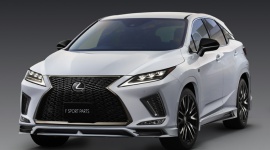 Rodzinny SUV na 22-calowych kołach. TRD stuningowało nowego Lexusa RX LIFESTYLE, Motoryzacja - Wkrótce do polskich salonów zwita nowy Lexus RX. A Japończycy już mają dla odświeżonego SUV-a specjalny pakiet tuningowy.
