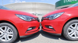Wynajem długoterminowy czy średnioterminowy? LIFESTYLE, Motoryzacja - Używać, czy posiadać? Dla młodych ludzi korzystających z hulajnóg elektrycznych lub aut na minuty jest oczywiste, że w dzisiejszych czasach nie muszą mieć, aby używać. Powoli przekonują się do tego także firmy. Gdy potrzeba dodatkowych samochodów, można je po prostu wynająć.