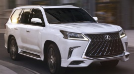 Lexus rezerwuje oznaczenie LX 600. Następca flagowego SUV-a w przygotowaniu? LIFESTYLE, Motoryzacja - Na początku października Lexus zarejestrował w amerykańskim urzędzie patentowym znak LX 600. Wygląda na to, że japońska marka pracuje nad następcą swojego flagowego SUV-a. Pod maskę auta może trafić doładowany silnik, który będzie napędzał również ekstremalne coupé LC F.