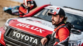 Pierwszy sukces Fernando Alonso w Toyocie Hilux przed Rajdem Dakar LIFESTYLE, Motoryzacja - 81 dni po pierwszych wspólnych testach Toyoty Hilux Fernando Alonso i Marc Coma zajęli trzecie miejsce w rozgrywanym w Arabii Saudyjskiej rajdzie Al Ula-Neom Cross-Country Rally.