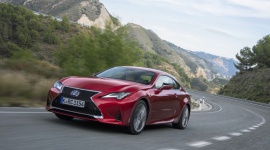 Lexus RC: radykalne coupe o czterech obliczach LIFESTYLE, Motoryzacja - Od oszczędnego, luksusowego coupé, przez sportowe auto z legendarną V-ósemką, po torowego potwora – żaden inny samochód w ofercie Lexusa nie ma tyle twarzy, co Radical Coupé, czyli RC. Sprawdzamy, na czym polega radykalizm każdego z wariantów tego modelu.