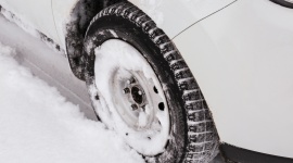 Poprawne hamowanie w warunkach zimowych LIFESTYLE, Motoryzacja - Zima to najbardziej wymagająca pora roku dla każdego kierowcy. Absolutną podstawą w warunkach zimowych jest poprawne hamowanie. Z technicznego punktu widzenia różni się ono w porównaniu do jazdy w sprzyjających warunkach atmosferycznych. W jaki sposób?