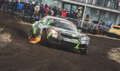 Ponad 800-konnym autem do driftu na szutrze. Paweł Trela na mecie Rajdu Barbórka
