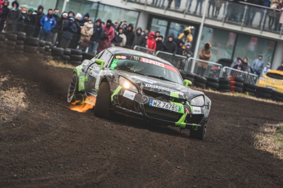Ponad 800-konnym autem do driftu na szutrze. Paweł Trela na mecie Rajdu Barbórka