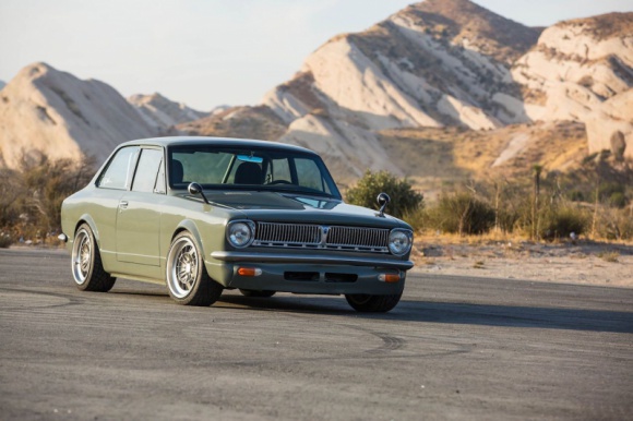 Ta Corolla ma 50 lat i 421 KM mocy LIFESTYLE, Motoryzacja - Toyota Corolla pierwszej generacji z 1969 roku odrestaurowana w Huntington Beach w Kalifornii ma w sobie nostalgiczny urok klasyka.