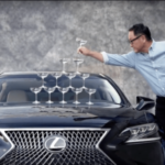 Prezydent Toyoty odtworzył legendarną reklamę Lexusa