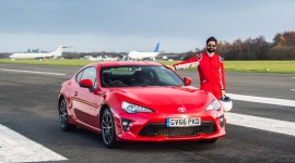 Toyota GT86, tor Top Gear, a w środku… niewidomy kierowca! LIFESTYLE, Motoryzacja - Są na świecie ludzie, dla których ograniczenia najwyraźniej nie istnieją. Taką osobą jest dr Amit Patel, niewidomy kierowca, który w Toyocie GT86 wykręcił niesamowity czas na torze brytyjskiego programu Top Gear. Odsłaniamy kulisy tego niezwykłego wyczynu.