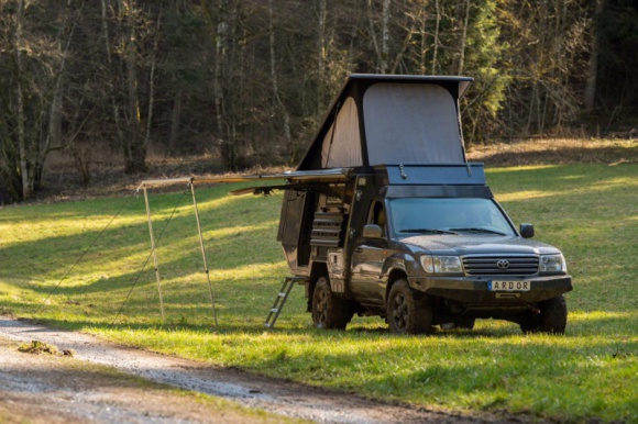 Toyota Land Cruiser 100 kamper - idealny samochód wyprawowy LIFESTYLE, Motoryzacja - Każdy ma już chyba dość siedzenia w domu i z utęsknieniem czekamy na moment, gdy będziemy mogli opuścić nasze cztery kąty i wyjechać.