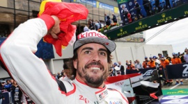 Jak Toyota pomogła Fernando Alonso odnaleźć radość z motorsportu LIFESTYLE, Motoryzacja - Czy dwukrotny mistrz świata F1 może się dusić w świecie królowej motorsportu? Fernando Alonso po latach bez zwycięstwa ochoczo przystał na propozycję Toyoty, która dała mu szansę na trofea. A potem dała możliwość przeżycia przygody życia.