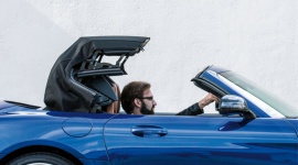 Szyberdach, targa i kabriolet - co sprawdzi się najlepiej? LIFESTYLE, Motoryzacja - Coraz lepsza pogoda zachęca do przejażdżek pod gołym niebem. Świeże powietrze i promienie słońca możemy wpuścić do wnętrza auta na różne sposoby – przez szyberdach, korzystając z auta z dachem typu targa lub wybierając kabriolet.