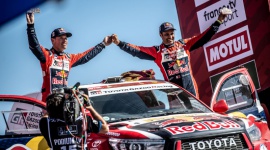 Nasser Al-Attiyah. Olimpijski strzelec, rajdowy książę pustyni. LIFESTYLE, Motoryzacja - Trzy zwycięstwa w Rajdzie Dakar nie wzięły się z niczego. Nasser Al-Attiyah, który w 2019 roku wygrał legendarną imprezę za kierownicą Toyoty Hilux, to jeden z najwszechstronniejszy zawodników.