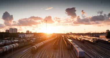 Czym jest system TMS? Czy postępująca cyfryzacja transportu będzie dotyczyć mojego przedsiębiorstwa? , - Według danych z raportu McKinsey & Company branża TSL jest sektorem gospodarki z największym potencjałem do cyfryzacji.  Nowoczesne technologie stają się nieodłącznym elementem w transporcie, coraz więcej przedsiębiorstw decyduje się usprawnić organizację pracy i oszczędzić jak najwięcej czasu oraz zasobów – konkurencja nie śpi, a kluczem do sukcesu jest najczęściej odpowiednie zbalansowanie planu danego frachtu z zachowaniem odpowiedniej rentowności. By zachować kontrolę oraz konkurencyjność na rynku, firmy transportowe spoglądają w stronę kompleksowych rozwiązań, takich jak Transportation Management System, w skrócie TMS. Marta Staniszewska, ekspert GBOX z Grupy INELO przybliża podstawowe założenia oraz funkcjonalności systemów TMS w pierwszym z serii tekstów poradnikowych dla firm z branży transportowej chcących zainwestować w tego rodzaju rozwiązanie.