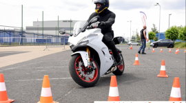 MotoPomocni przeszkolą kierowców motocykli w CH Osowa  LIFESTYLE, Motoryzacja - W najbliższy piątek 26 czerwca, na parkingu CH Osowa odbędzie się szkolenie z jazdy precyzyjnej, miejskiej, które poprowadzą doświadczeni instruktorzy techniki jazdy motocyklem z grupy MotoPomocni.