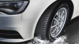 Co to jest aquaplaning i jak się przed nim uchronić LIFESTYLE, Motoryzacja - W ostatnich dniach w całej Polsce obserwujemy intensywne opady deszczu, które mogą wpłynąć na komfort jazdy samochodem zwiększając ryzyko wystąpienia zjawiska zwanego aquaplaningiem. Poznaj trzy podstawowe zasady, który pomogą się przed tym uchronić.