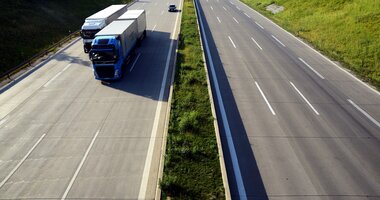 GBOX Assist 3.0 od Grupy INELO – nowoczesne spojrzenie na telematykę , - Nieprzerwanie rozwijająca się branża transportowa wymaga nowoczesnych rozwiązań, które sprostają wymaganiom, przewoźników oraz kierowców. Grupa INELO, lider w zakresie dostarczania innowacyjnych technologii dla transportu, wychodzi naprzeciw potrzebom sektora TSL prezentując nowy wymiar telematyki, który pomaga użytkownikom generować oszczędności zarówno paliwa oraz czasu, a co za tym idzie – minimalizować koszty. GBOX Assist 3.0 to urządzenie oparte na systemie Android 9.0 umożliwiające jeszcze sprawniejsze wykonywanie przewozów poprzez szybsze i dokładniejsze działanie.