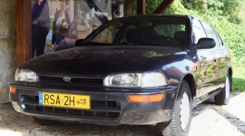 Mistrz mrocznych wizji i jego Corolle LIFESTYLE, Motoryzacja - Zwiedzając Muzeum Historyczne w Sanoku, pod wiatą na dziedzińcu Zamku Królewskiego zauważymy zaskakujący eksponat: grafitową Toyotę Corollę 1.6 GLi. Pierwszym właścicielem tego auta był wybitny malarz i fotografik Zdzisław Beksiński.